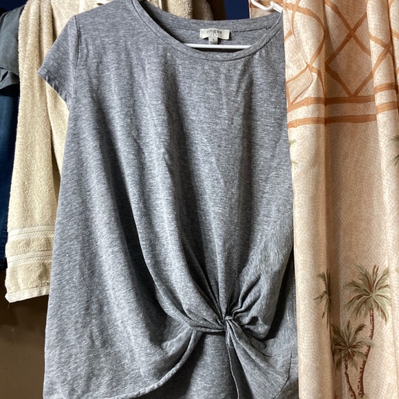 Umgee Tops - Umgee twist front blouse size small gray